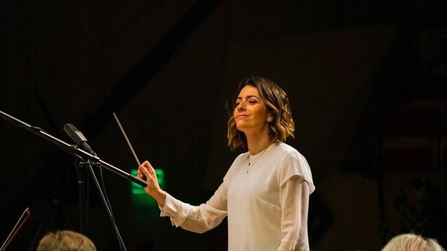 La reconocida directora mexicana Alondra de la Parra, al frente de la Orquesta Filarmónica de las Américas, interpretó el Unfinished Symphony LATAM de Huawei.. Foto: Cortesía