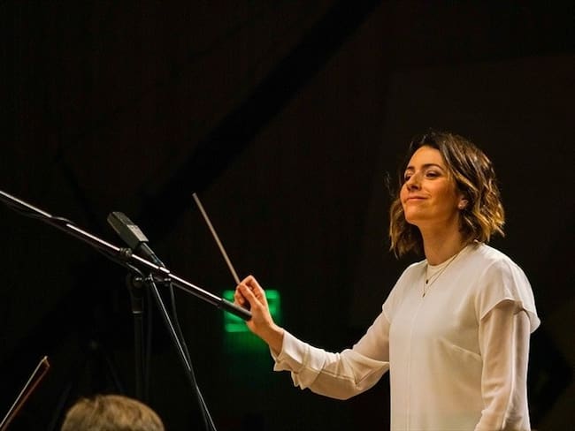 La reconocida directora mexicana Alondra de la Parra, al frente de la Orquesta Filarmónica de las Américas, interpretó el Unfinished Symphony LATAM de Huawei.. Foto: Cortesía