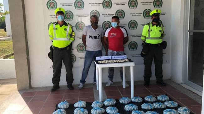 Los policiales requirieron a los dueños de la mercancía y procedieron a capturarlos por el delito de aprovechamiento de los recursos naturales renovables. Foto: Cortesía