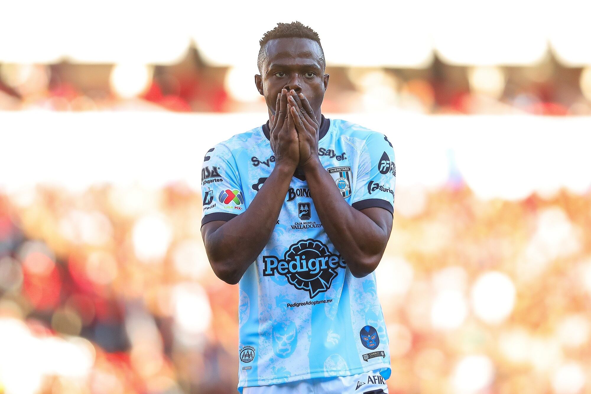 José Angulo de Querétaro en el partido contra Atlas