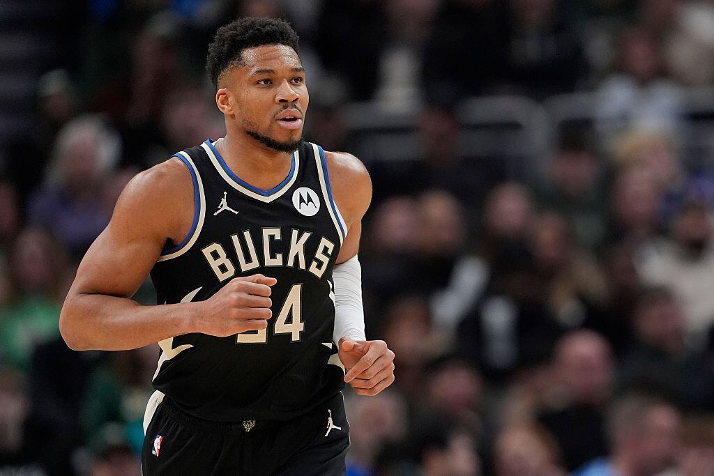 Giannis Antetokounmpo durante un encuentro ante Charlotte Hornets el 2 de enero de 2026. FOTO: Patrick McDermott/Getty Images