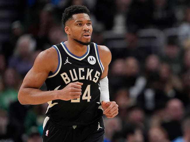 Giannis Antetokounmpo durante un encuentro ante Charlotte Hornets el 2 de enero de 2026. FOTO: Patrick McDermott/Getty Images
