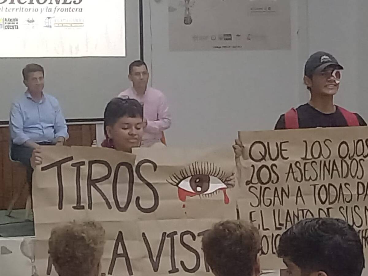 Manifestantes interrumpieron conversatorio de Diego Molano en Fiesta del Libro de Cúcuta