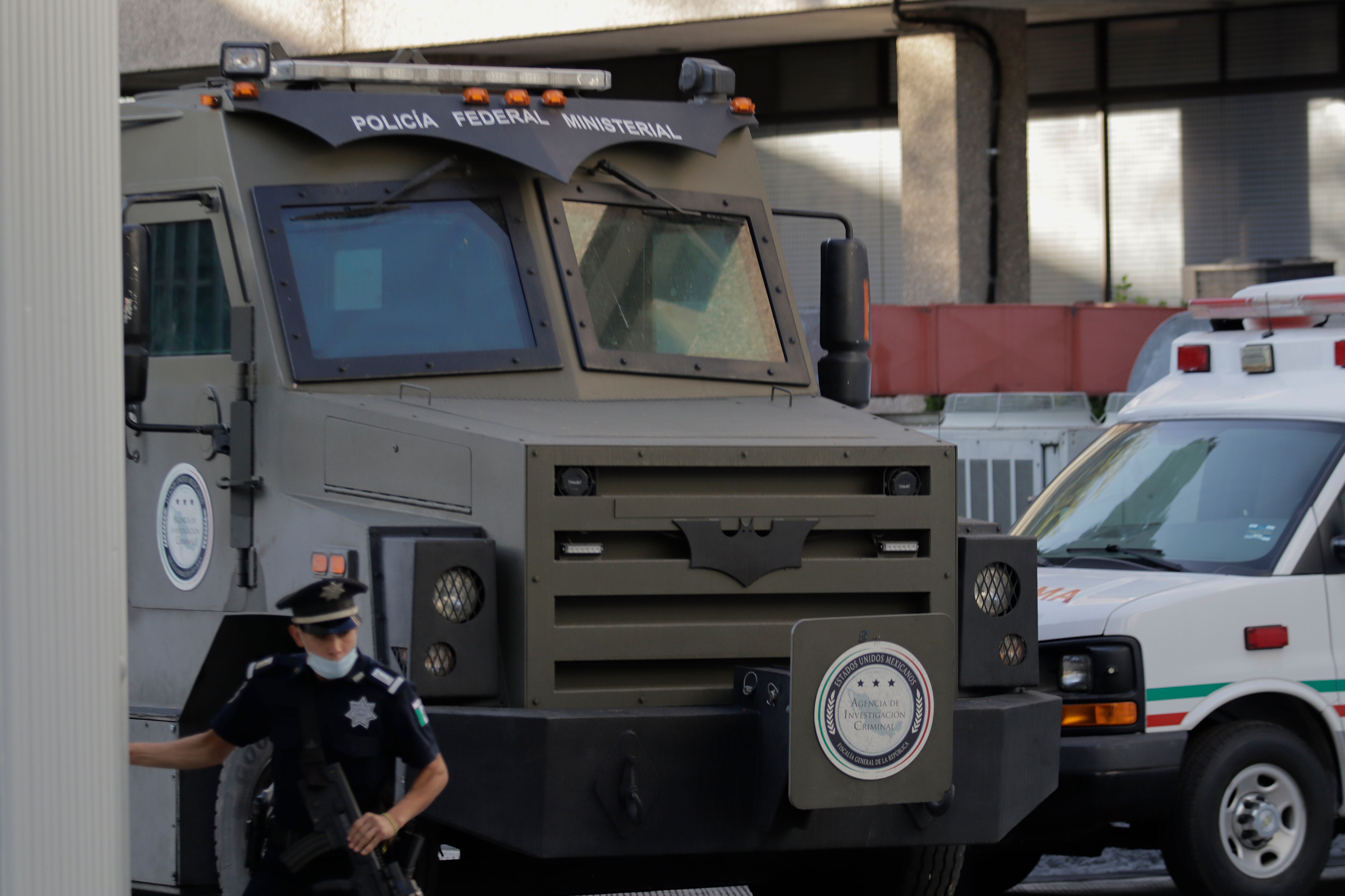 Un convoy llamado rino en la Fiscalía Especializada en Delincuencia Organizada de la Ciudad de México, que habría sido utilizado para trasladar a Ovidio Guzmán, hijo del narcotraficante mexicano Joaquín ''El Chapo'' Guzmán. Foto de Gerardo Vieyra/NurPhoto vía Getty Images.