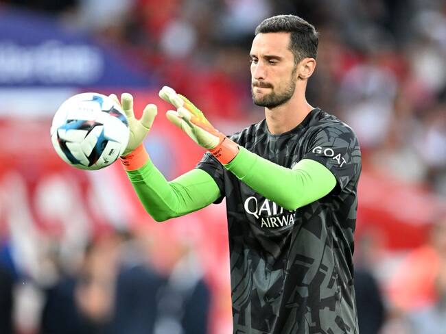 LILLE - goalkeeper Sergio Rico Gonzalez of Paris Saint-Germain during the French Ligue 1 match between Lille OSC and Paris Saint Germain at Pierre-Mauroy Stadium on August 21, 2022 in Lille, France. ANP | Dutch Height | Gerrit van Keulen (Photo by ANP via Getty Images)