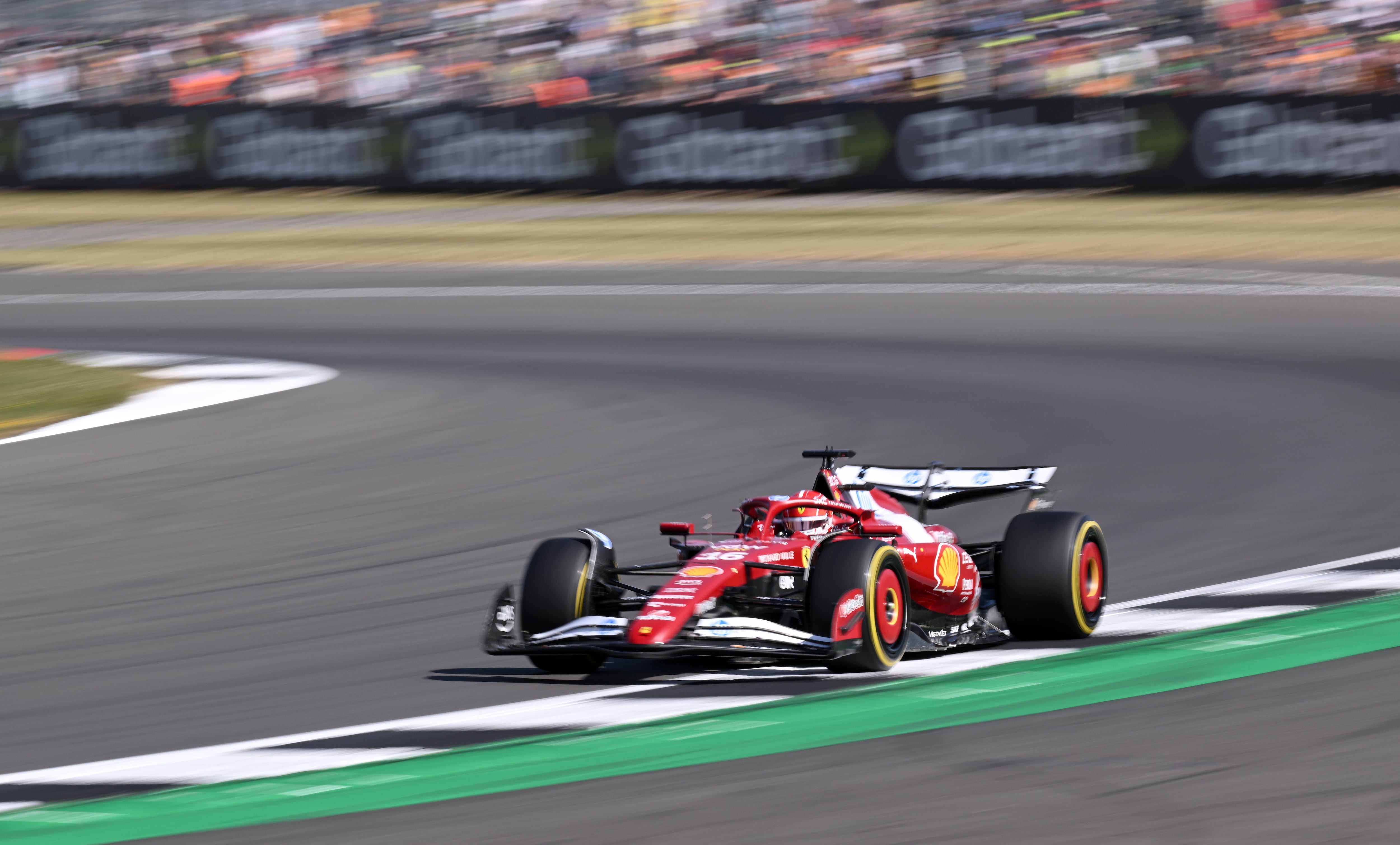 Escudería de Ferrari con el piloto Charles Leclerc en las practicas para el el Gran Premio de Gran Bretaña. FOTO: EFE/EPA/PETER POWELL .