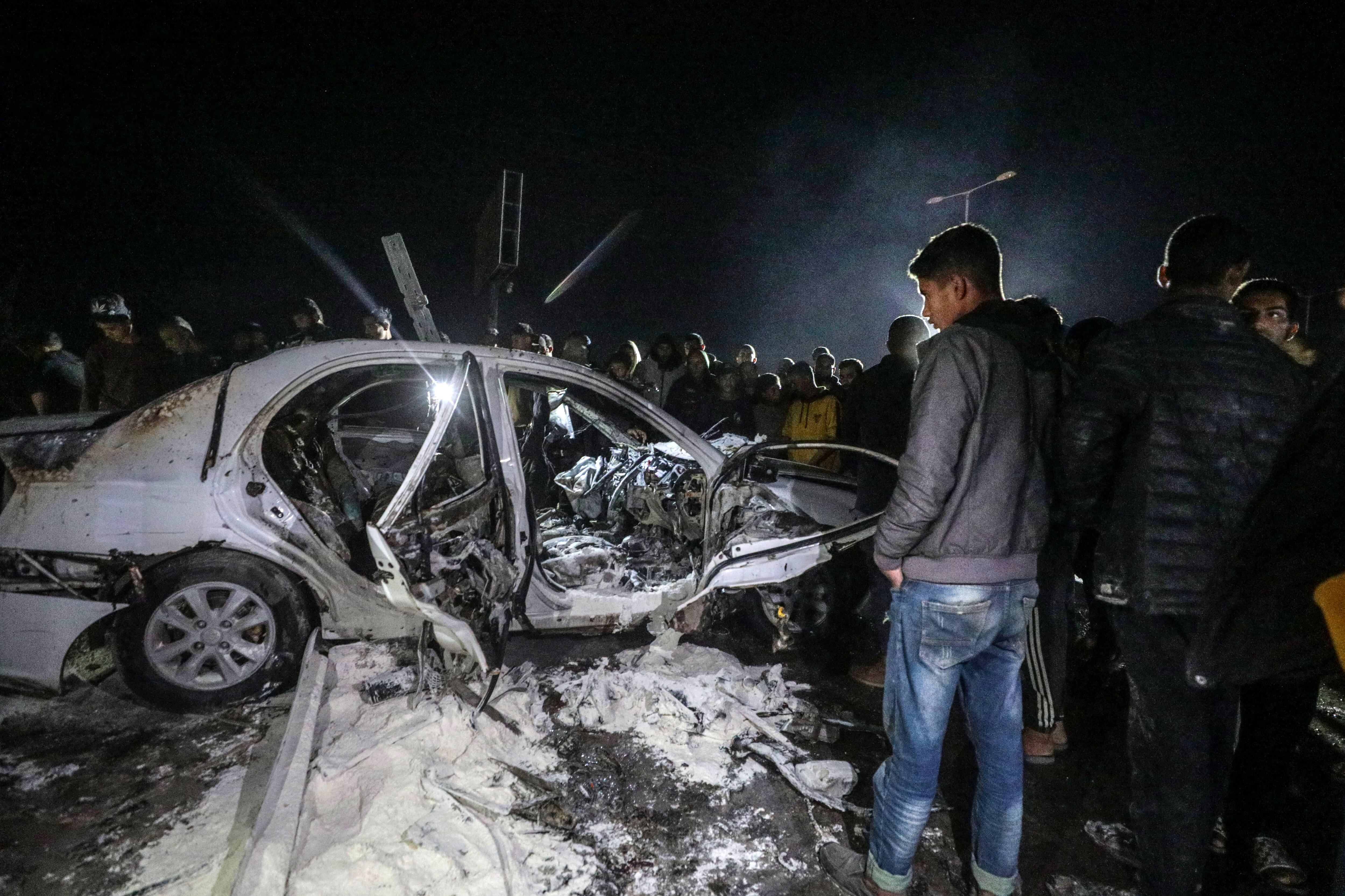 Deir Al Balah (-), 23/12/2024.- Palestinos inspeccionan un carro dañado tras un ataque aéreo israelí en la carretera de Salah Al Din.