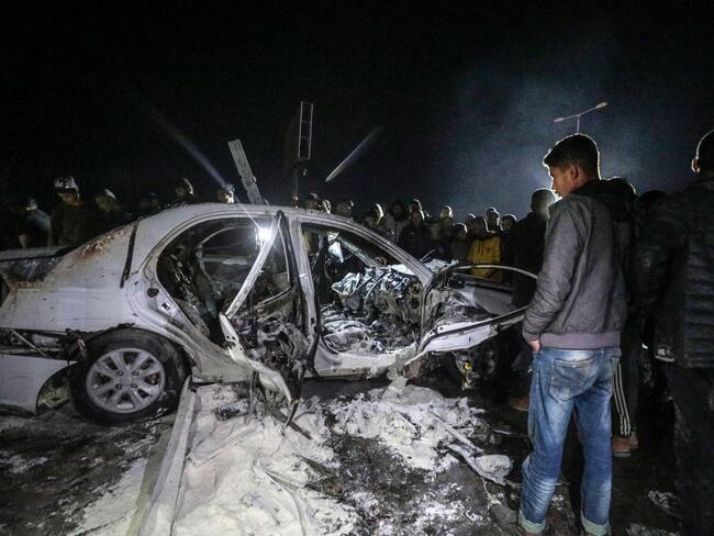 Deir Al Balah (-), 23/12/2024.- Palestinos inspeccionan un carro dañado tras un ataque aéreo israelí en la carretera de Salah Al Din.