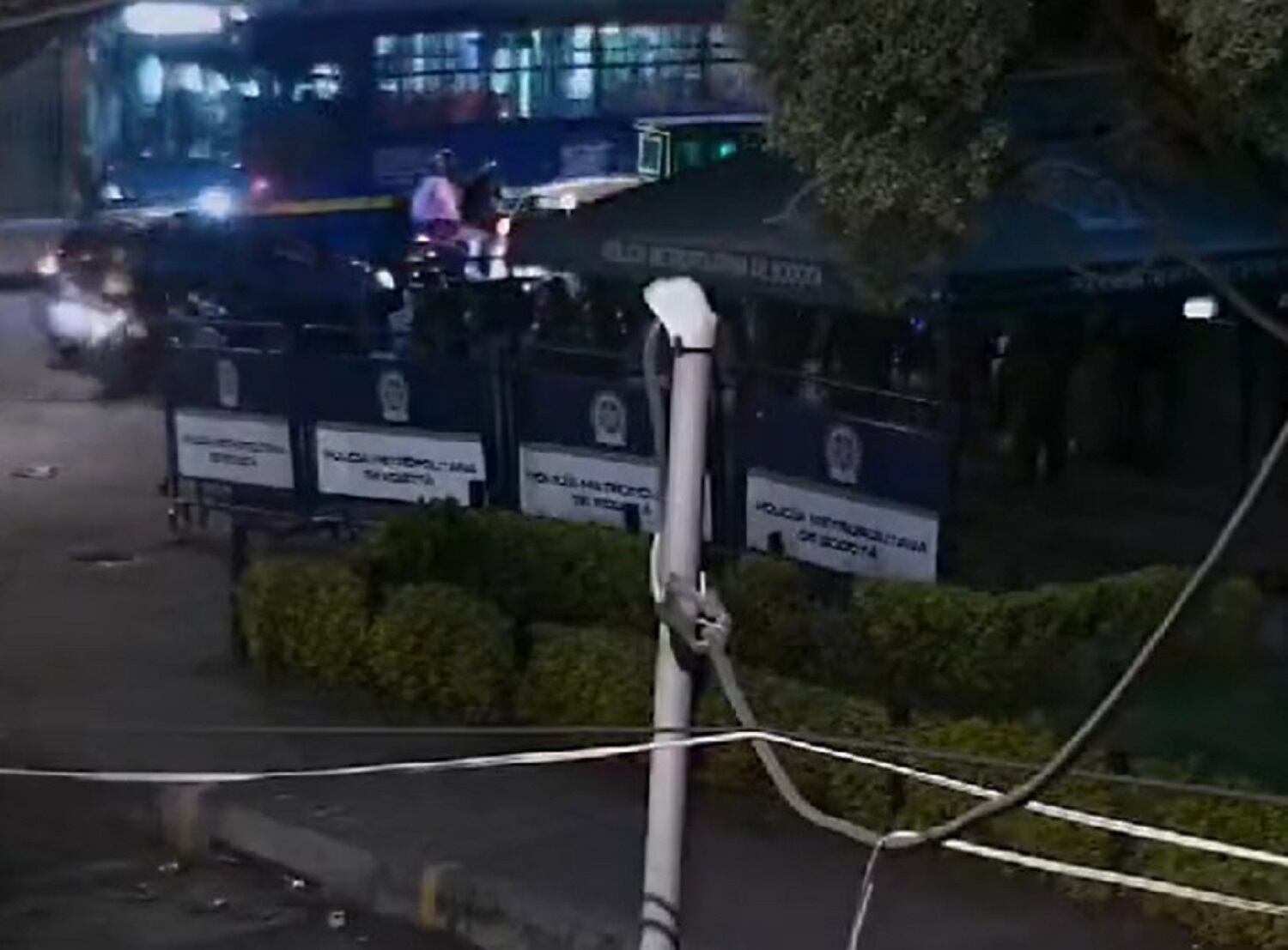 Manifestantes intentaron incendiar CAI de La Gaitana. Foto: Suministrada.