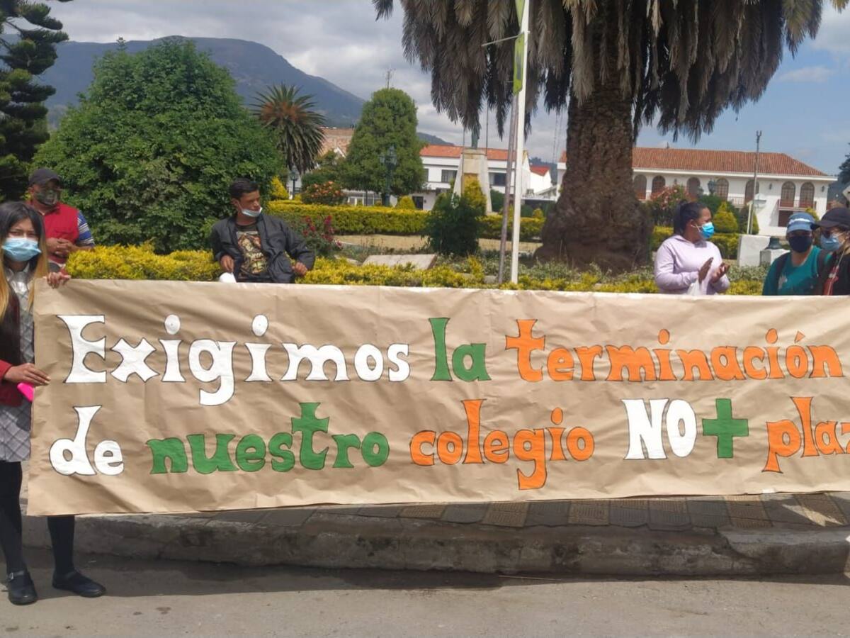 Plantón en un colegio de Santa Rosa de Viterbo por obra paralizada