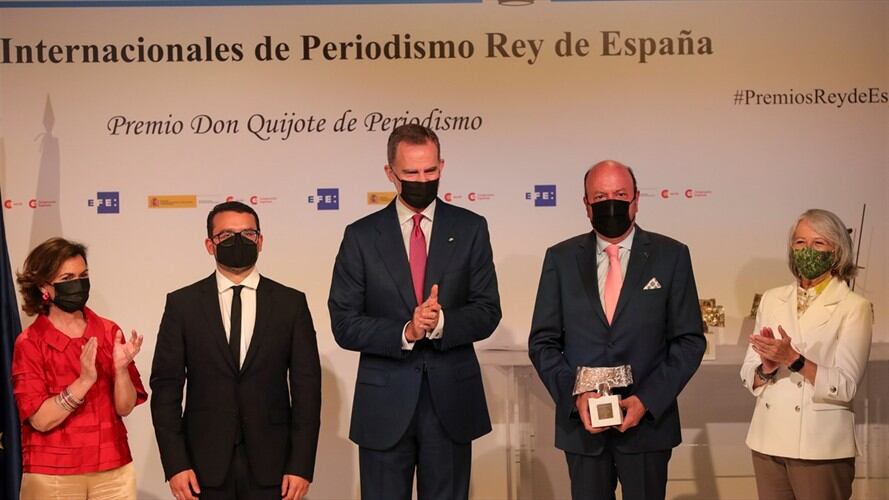 Los periodistas Juan David Cardozo y Julio Sánchez reciben de manos del rey Felipe el Premio de Radio. Foto: Agencia EFE
