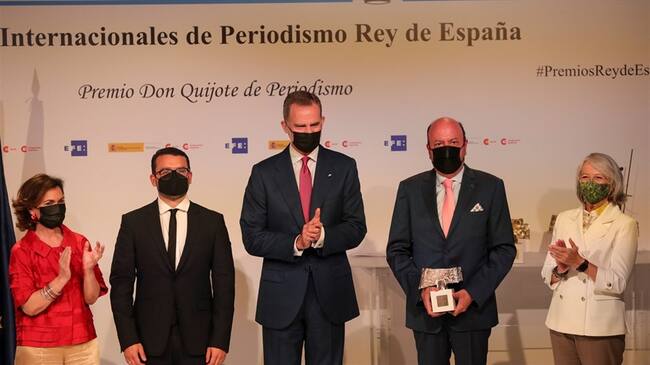 Los periodistas Juan David Cardozo y Julio Sánchez reciben de manos del rey Felipe el Premio de Radio. Foto: Agencia EFE