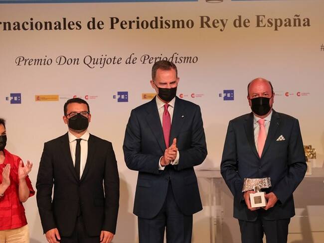 Los periodistas Juan David Cardozo y Julio Sánchez reciben de manos del rey Felipe el Premio de Radio. Foto: Agencia EFE