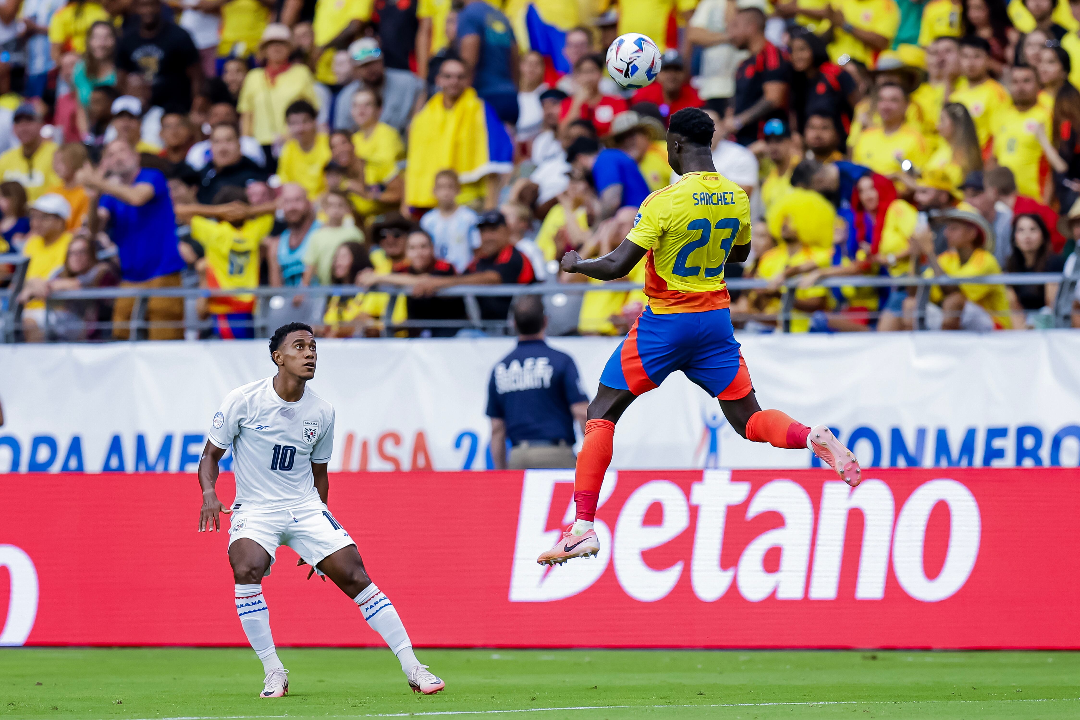 Glendale (United States), 06/07/2024.- Davinson Sanchez (R) of Colombia in action against Yoel Barcenas (L) of Panama during the first half of the CONMEBOL Copa America 2024 Quarter-finals match between Colombia and Panama, in Glendale, Arizona, USA, 06 July 2024. EFE/EPA/JOHN G. MABANGLO