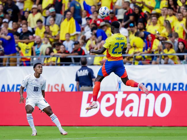 Glendale (United States), 06/07/2024.- Davinson Sanchez (R) of Colombia in action against Yoel Barcenas (L) of Panama during the first half of the CONMEBOL Copa America 2024 Quarter-finals match between Colombia and Panama, in Glendale, Arizona, USA, 06 July 2024. EFE/EPA/JOHN G. MABANGLO