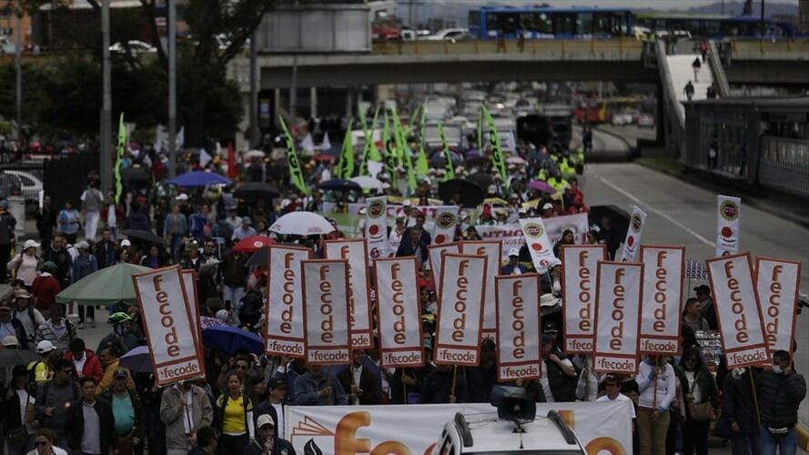 Nelson Alarcón, presidente de Fecode, anunció las condiciones del paro nacional durante una rueda de prensa. Foto: Colprensa