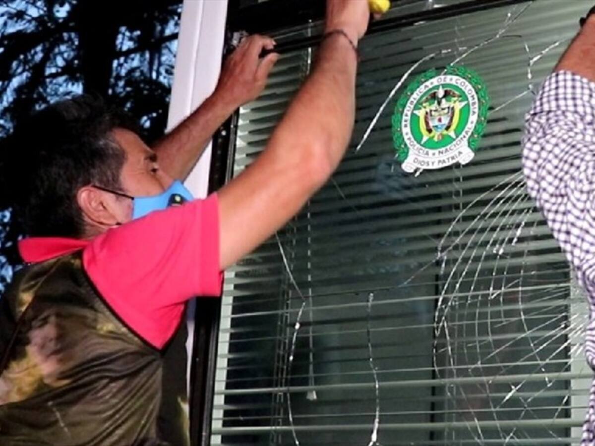 Familiares de cadetes asesinados en Bogotá repararon CAI de Bucaramanga