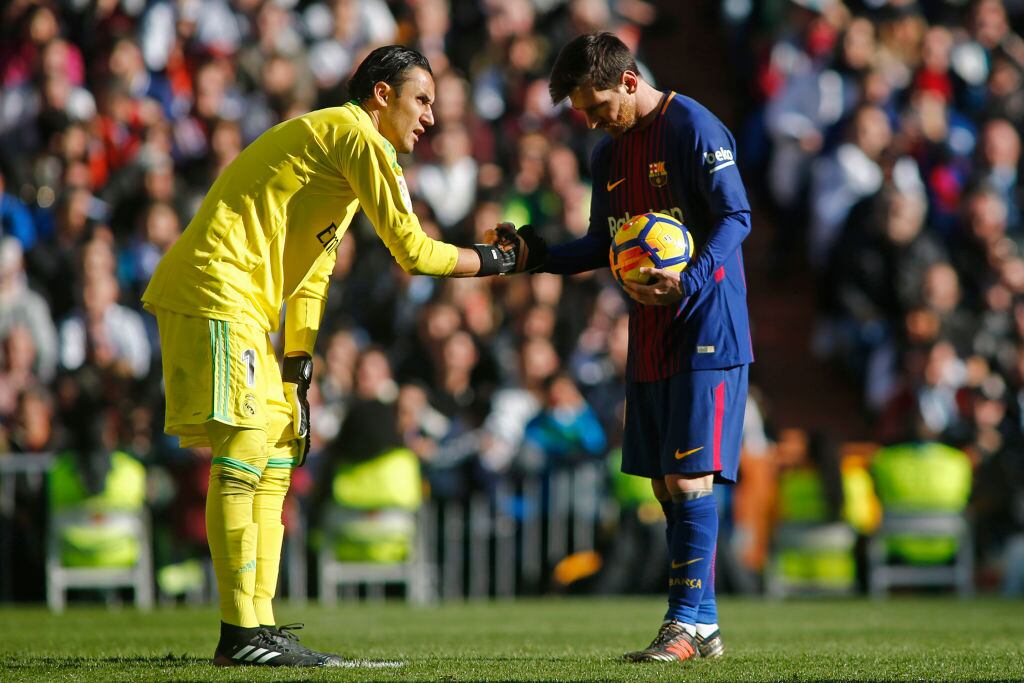 Keylor Navas jugando con el Real Madrid estrechando la mano con Lionel Messi del Barcelona.  (Photo credit should read OSCAR DEL POZO/AFP via Getty Images)