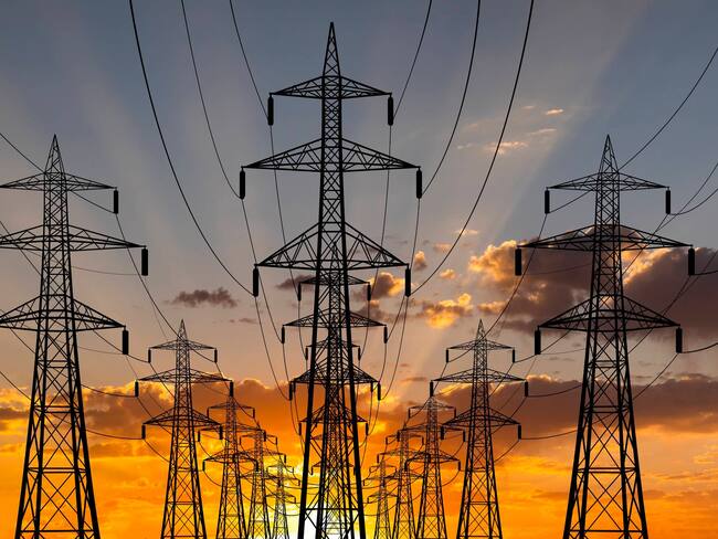 Las propuestas se envían como soluciones a los altos costos del servicio en la región. Imagen de referencia de una torre de energía. Foto: Getty Images. / Anton Petrus