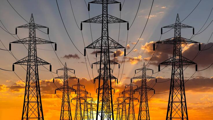 Las propuestas se envían como soluciones a los altos costos del servicio en la región. Imagen de referencia de una torre de energía. Foto: Getty Images. / Anton Petrus