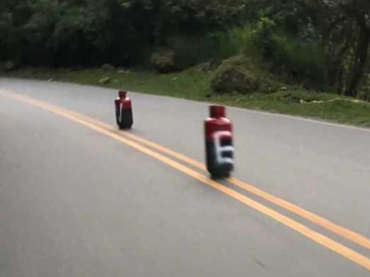 Cilindros del ELN en vía Panamericana. Foto: W Radio