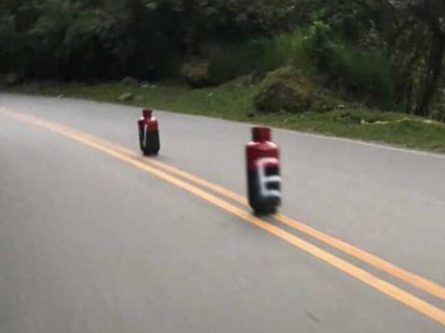 Cilindros del ELN en vía Panamericana. Foto: W Radio