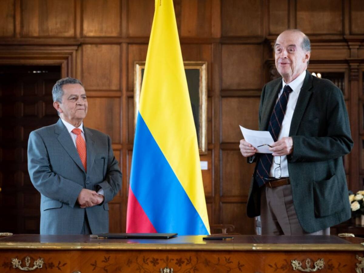 Exsecretario Salazar acusa de “carrusel de irregularidades” el convenio del gobierno para pasaportes