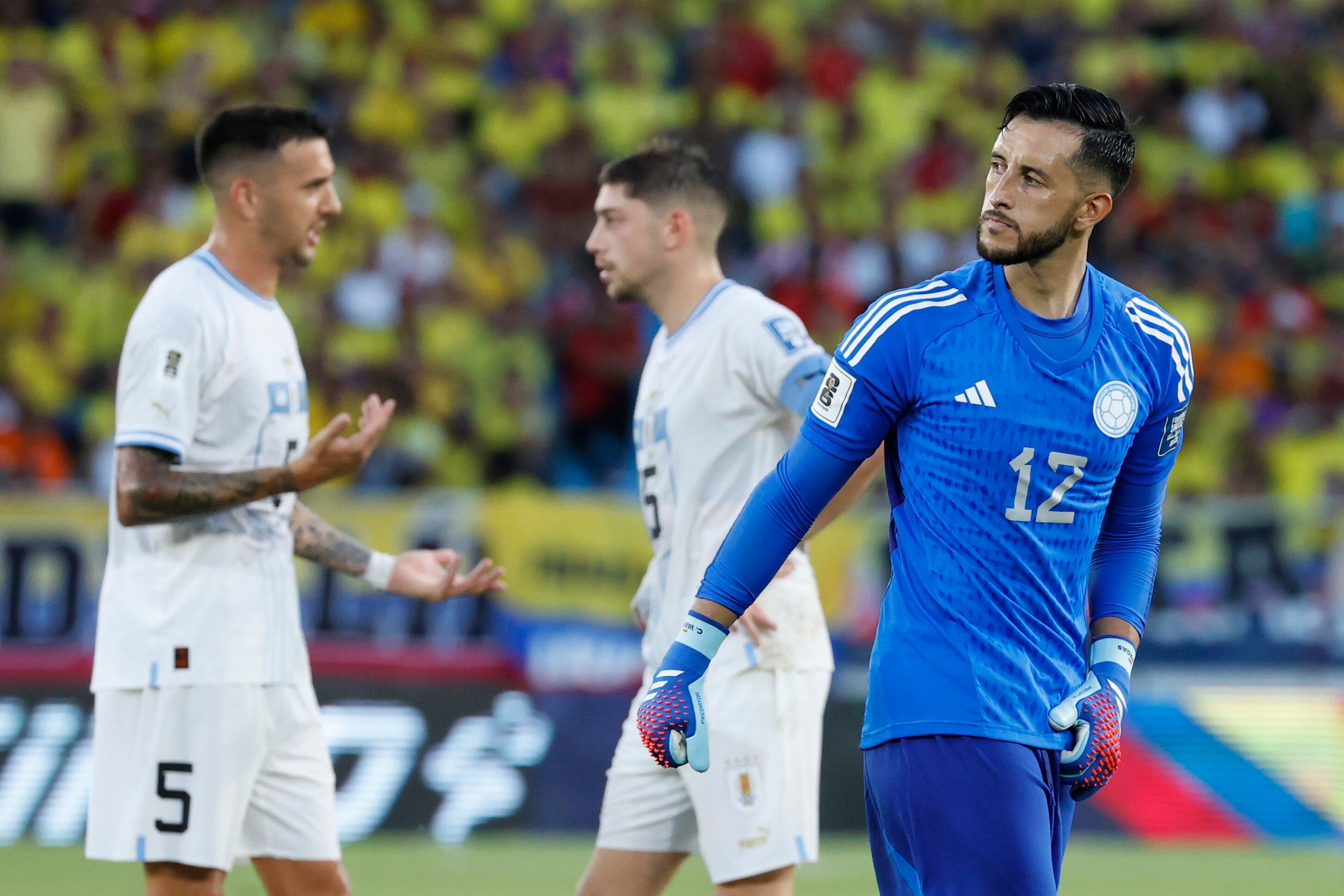Camilo Vargas (d) portero de Colombia sale expulsado en un partido de las Eliminatorias Sudamericanas para la Copa Mundial de Fútbol 2026 entre Colombia y Uruguay en el estadio Metropolitano en Barranquilla (Colombia). Foto: EFE/ Mauricio Dueñas Castañeda