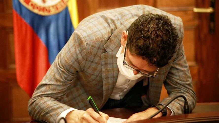 La entrega del Plan por parte de la Asamblea estuvo a cargo del presidente de la Duma, Ricardo Rojas y el segundo vicepresidente, Jonathan Sánchez Garavito. . Foto: Gobernación de Boyacá