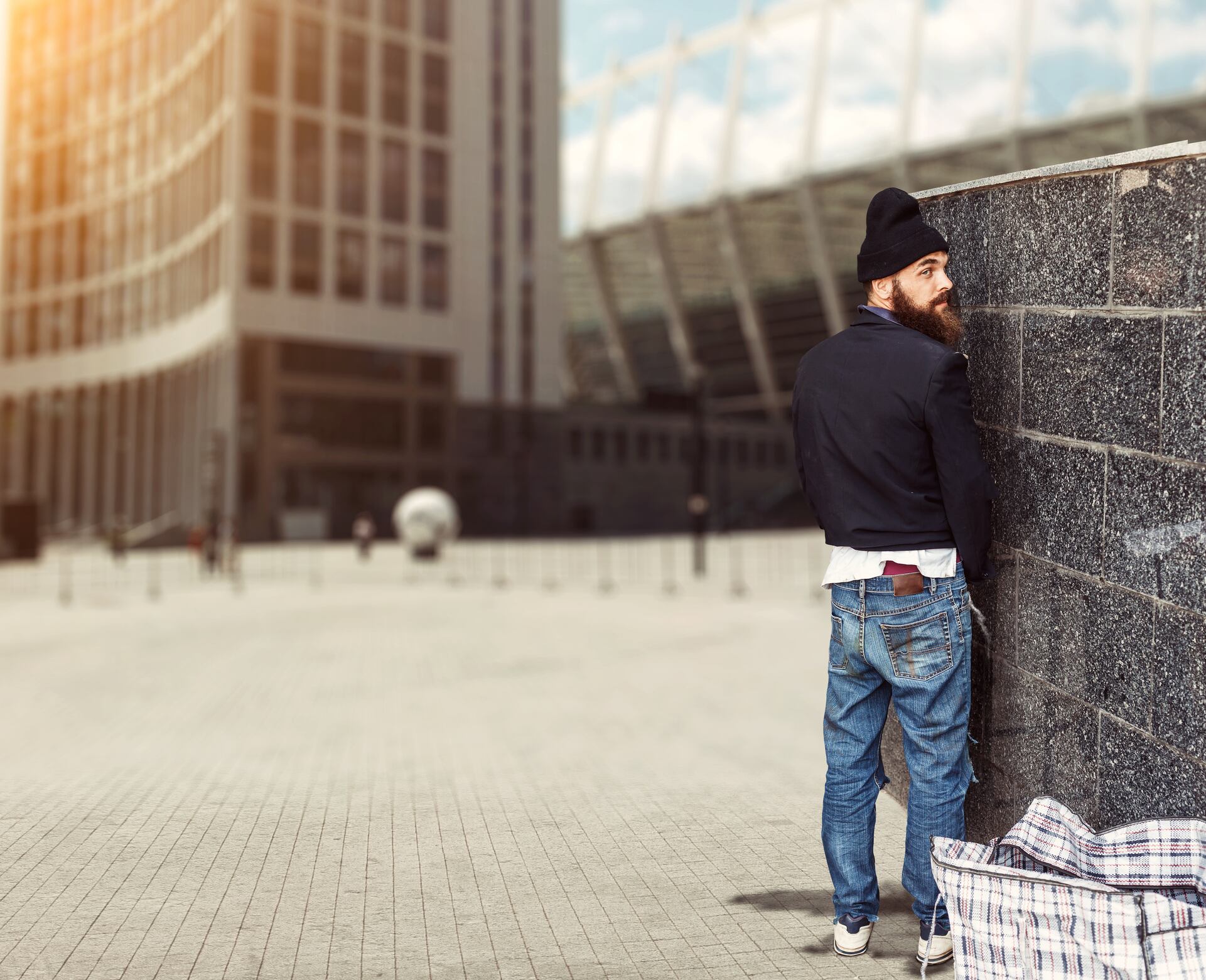 Persona orinando en la calle, imagen de referencia. Foto: Getty Images.