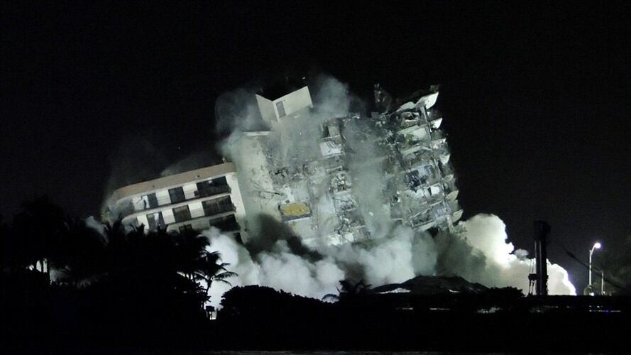 Momento de la demolición del edificio Champlain Towers South en Florida. Foto: Joe Raedle/Getty Images