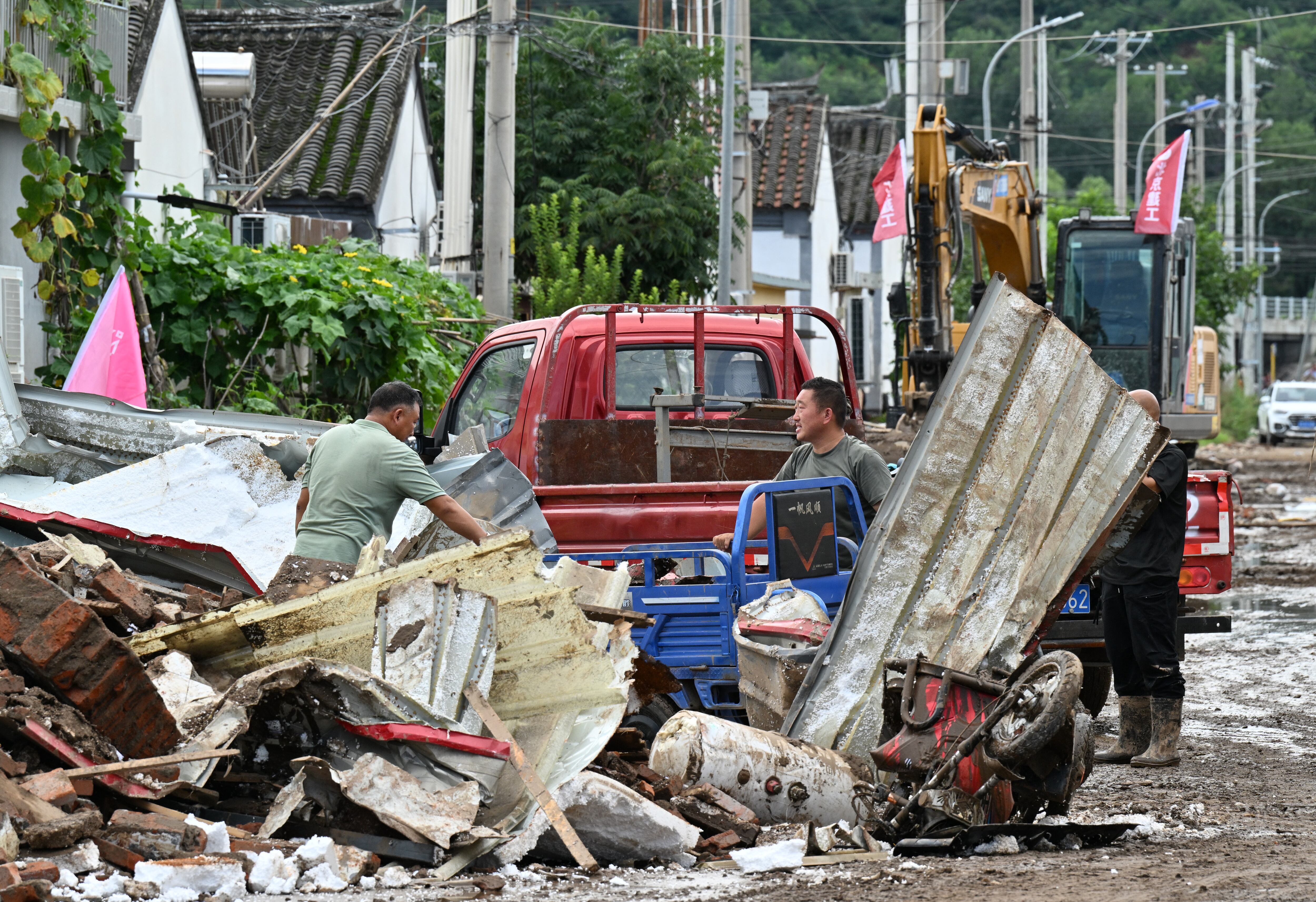 Pekín levantó alerta por lluvias tras evacuar a más de 82.000 personas. (Photo by ADEK BERRY / AFP)