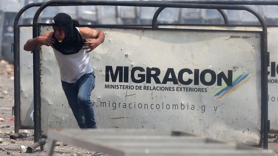 Fuerte tensión se vive en la frontera entre Venezuela y Colombia por el ingreso de ayuda humanitaria. Foto: Agencia EFE