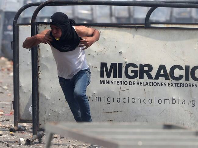 Fuerte tensión se vive en la frontera entre Venezuela y Colombia por el ingreso de ayuda humanitaria. Foto: Agencia EFE