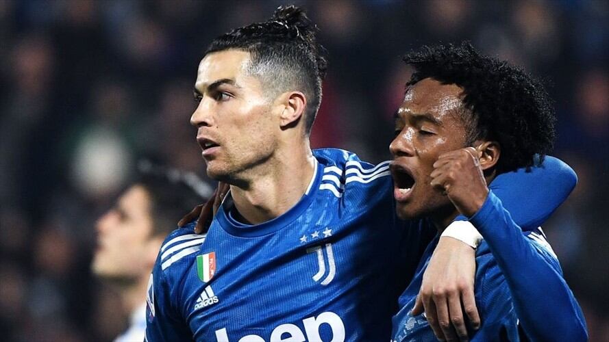 Juan Guillermo Cuadrado aprueba los crespos de Cristiano Ronaldo. Foto: Getty Images