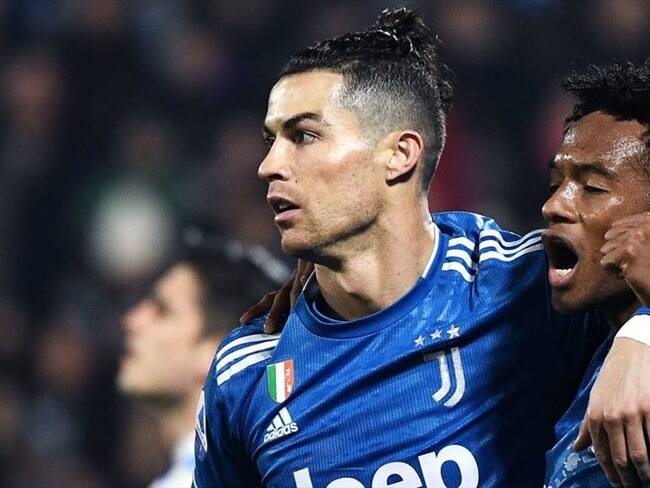 Juan Guillermo Cuadrado aprueba los crespos de Cristiano Ronaldo. Foto: Getty Images