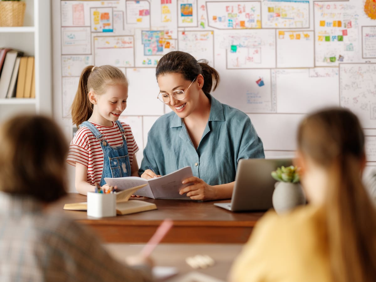 ¿Cuál es el porcentaje de pensión que recibe un profesor público en Colombia?