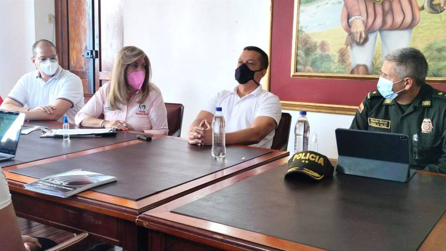 Según las autoridades, este triple homicidio ocurrido en la noche del sábado 23 de octubre, tendría relación con disputas entre bandas dedicadas al microtráfico. Foto; Gobernación del Valle