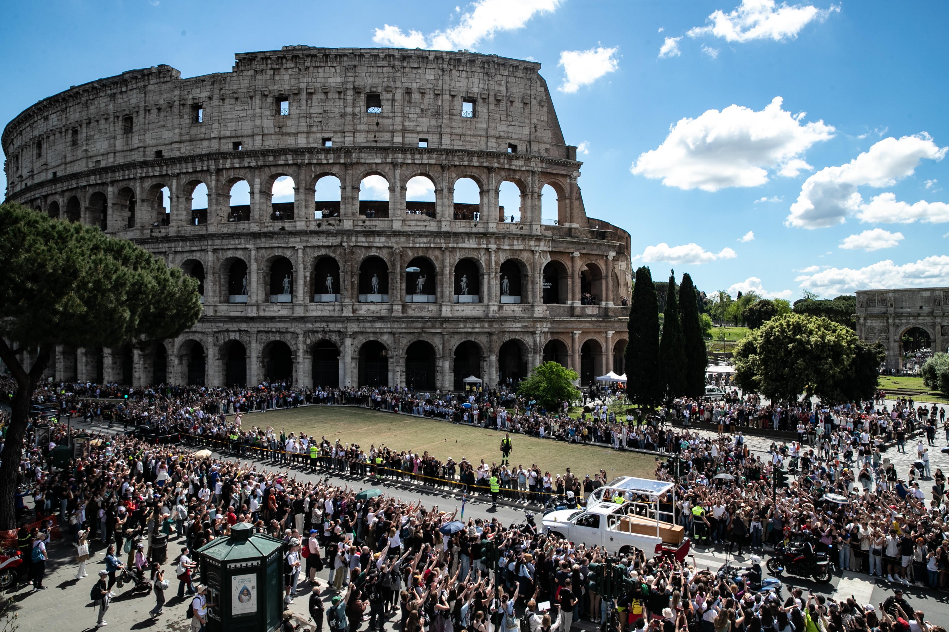 Unas 150.000 personas se concentraron al paso del cortejo fúnebre del papa Francisco por Roma