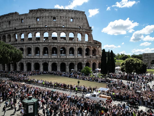 Unas 150.000 personas se concentraron al paso del cortejo fúnebre de Francisco por Roma. Foto: EFE.