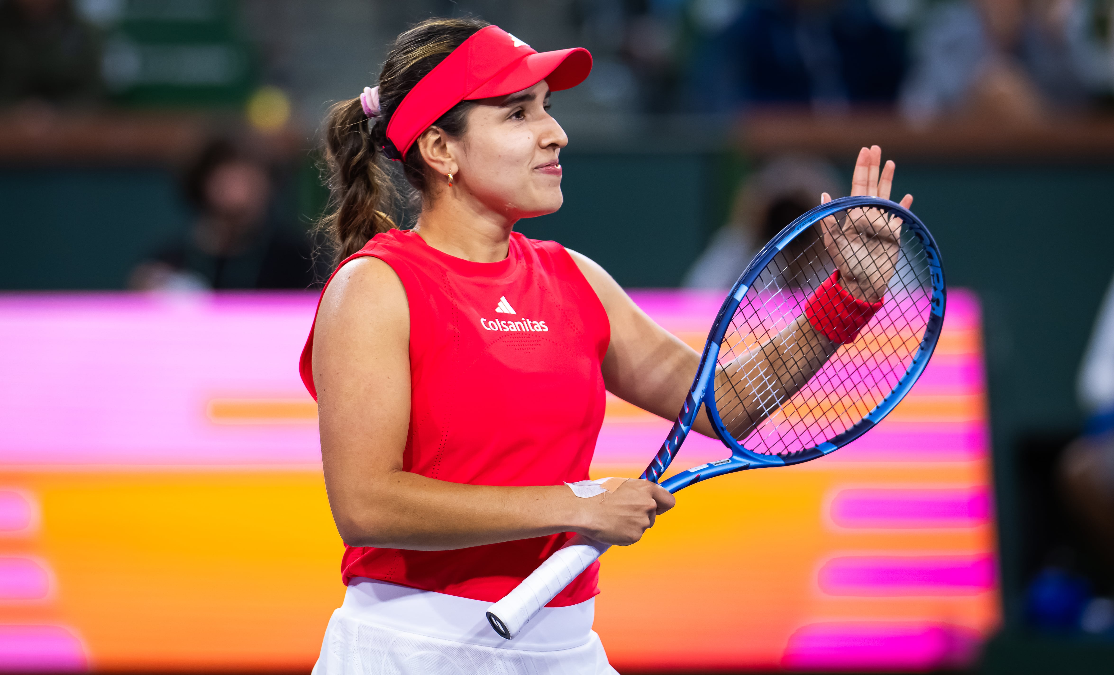 Camila Osorio, de Colombia, celebra haber derrotado a Naomi Osaka, de Japón, en la primera ronda del BNP Paribas Open, en el Indian Wells Tennis Garden, el 5 de marzo de 2025, en Indian Wells, California. Getty Images