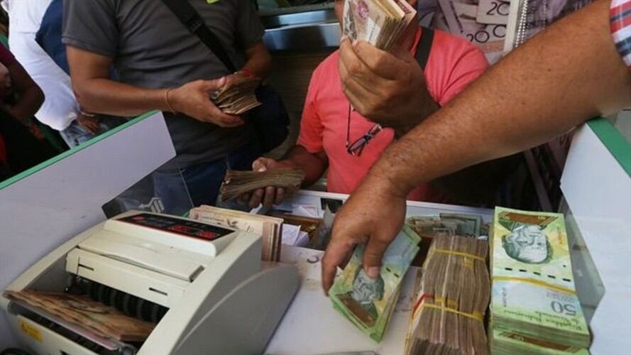 Cualquier pequeña transacción requiere en Venezuela portar una gran cantidad de billetes. Foto: BBC Mundo