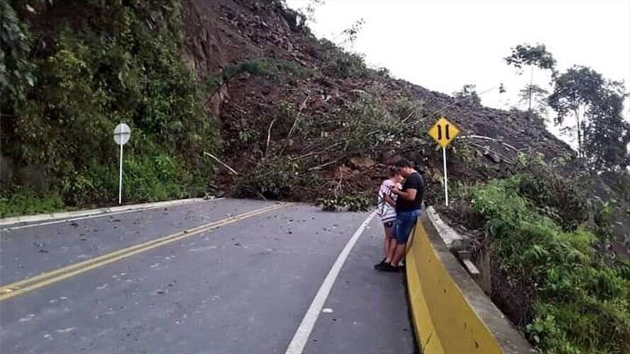Se hizo un llamado a los transeúntes para no hacer cruces, a través del deslizamiento, de manera peatonal.  . Foto: Suministrada