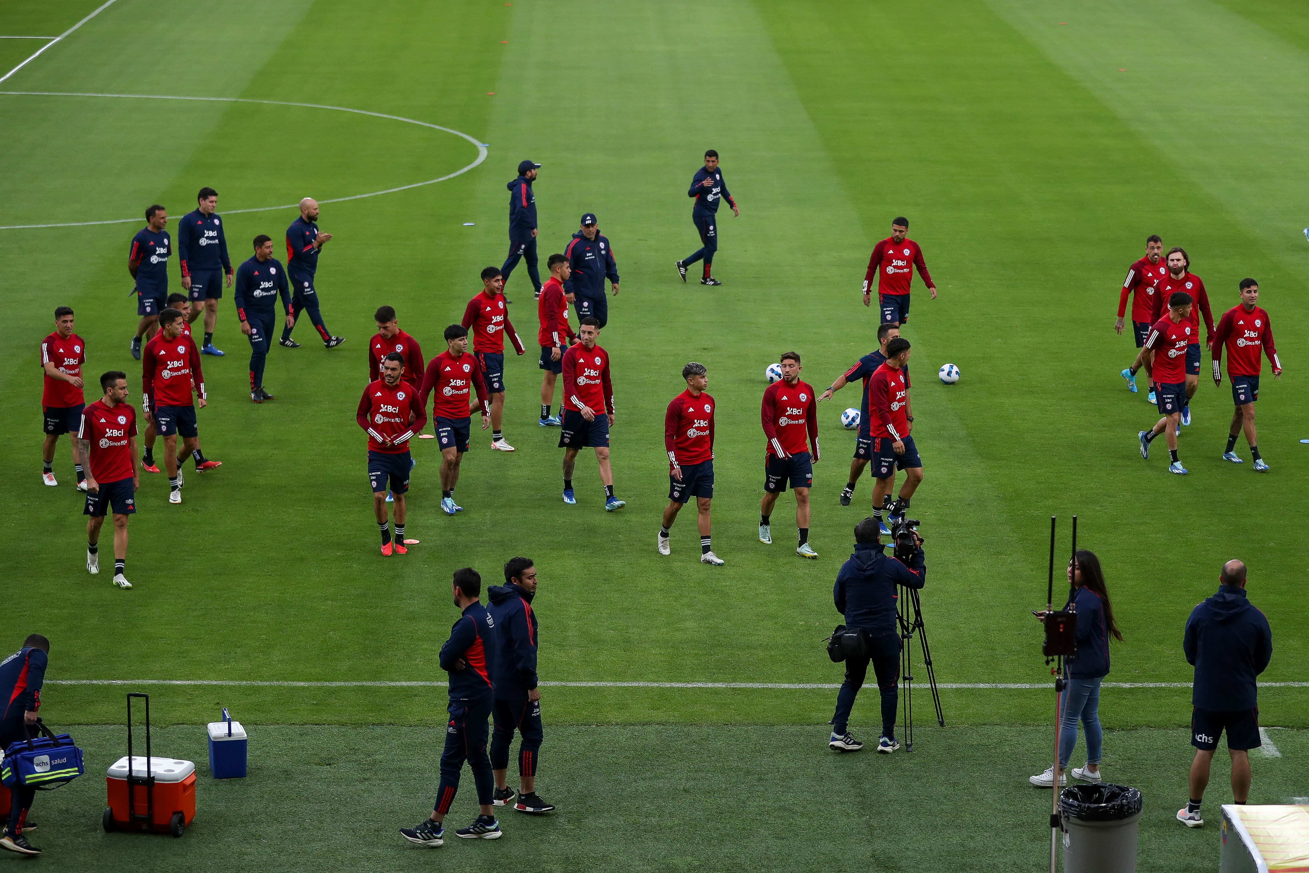 Cuerpo técnico y jugadores de la selección chilena de fútbol. Foto: EFE/ José Jácome