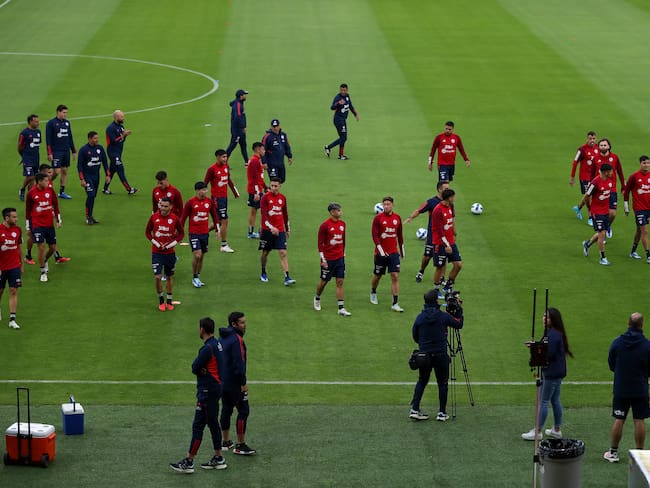 Cuerpo técnico y jugadores de la selección chilena de fútbol. Foto: EFE/ José Jácome