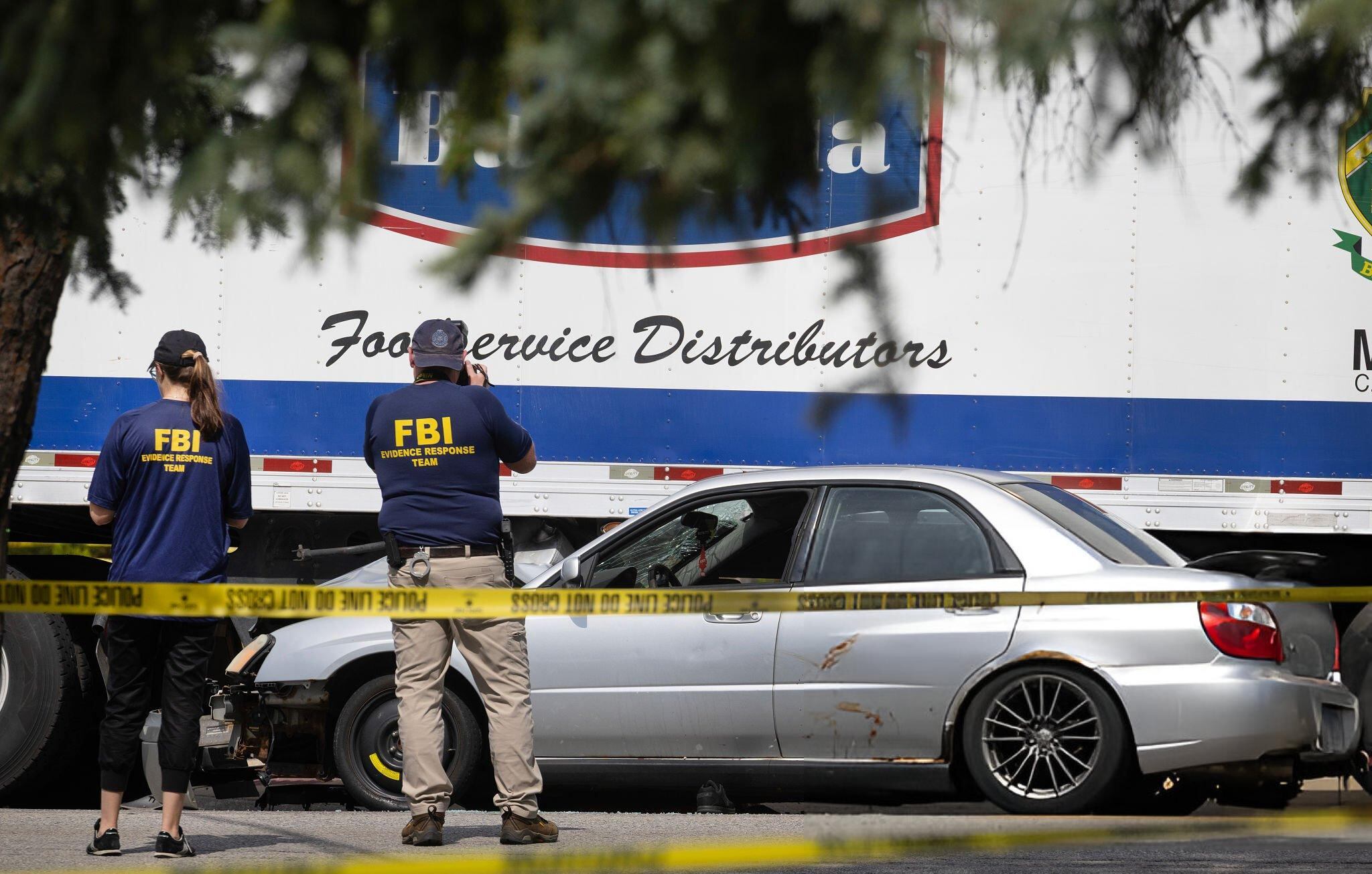 Los investigadores recolectan evidencia después de que un hombre estrelló su vehículo después de recibir un disparo fatal durante una confrontación con oficiales del ICE el 12 de septiembre de 2025 en Franklin Park, Illinois.  (Foto de Scott Olson/Getty Images)