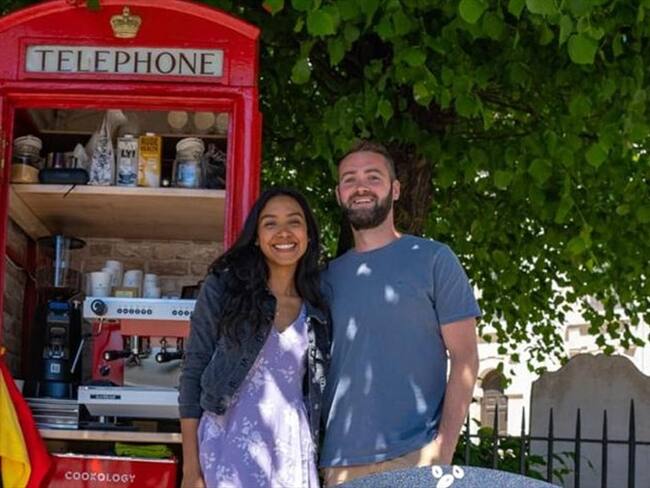 Colombiana recupera cabinas telefónicas para vender café en Londres