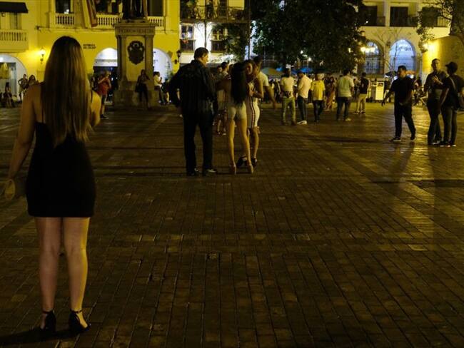 Ana María violó la cuarentena para hacer un "domicilio", Estefanía fue más allá y salió para vender droga.. Foto: Getty Images