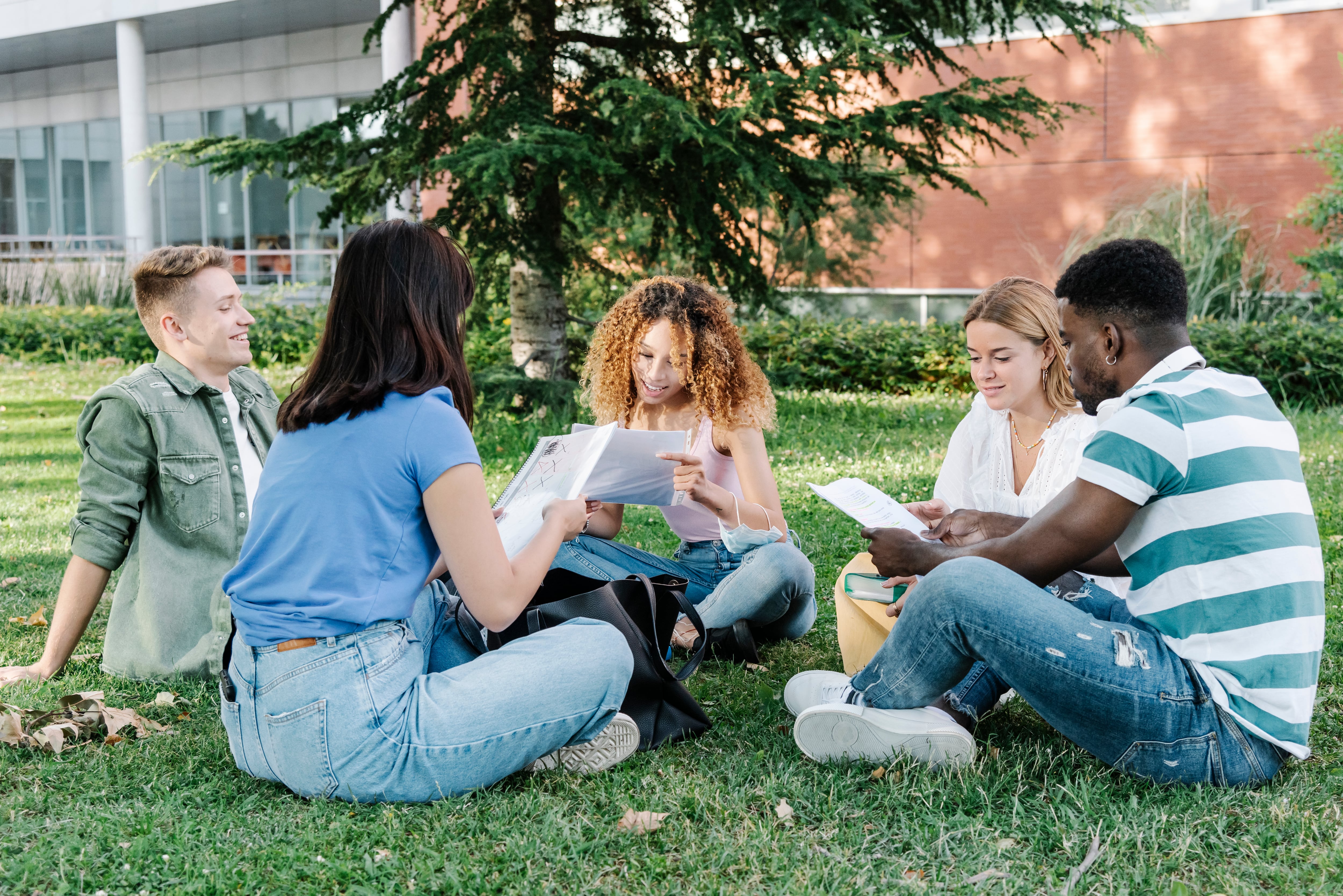 Estudiantes universitarios compartiendo en un campus. (Foto vía Getty Images)