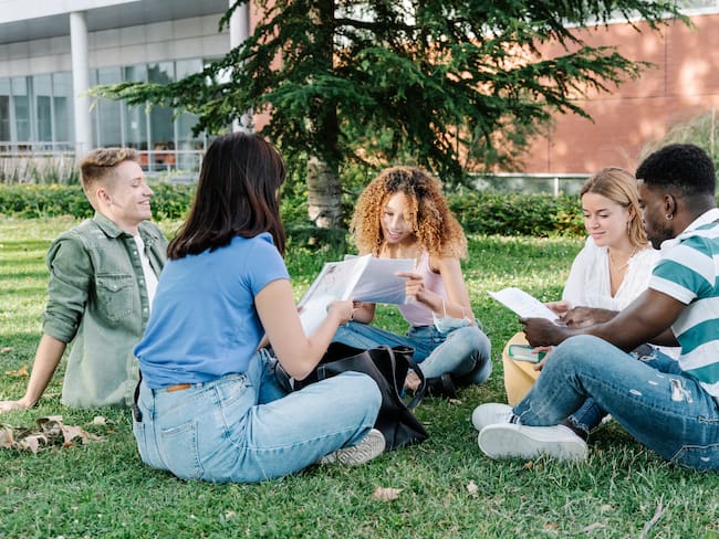 Estudiantes universitarios compartiendo en un campus. (Foto vía Getty Images)
